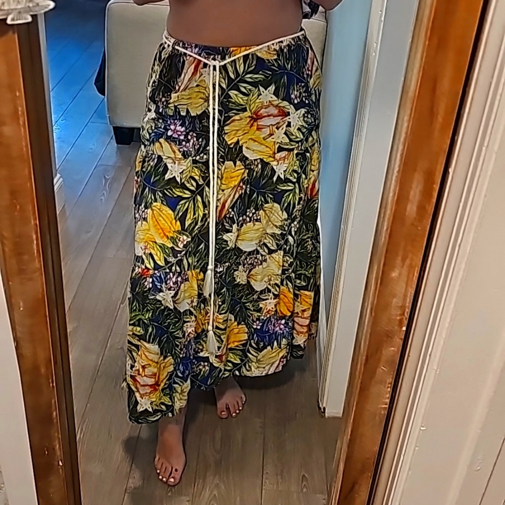 NWT Rachel Roy Beautiful Floral multicolored tropical skirt Size: Small